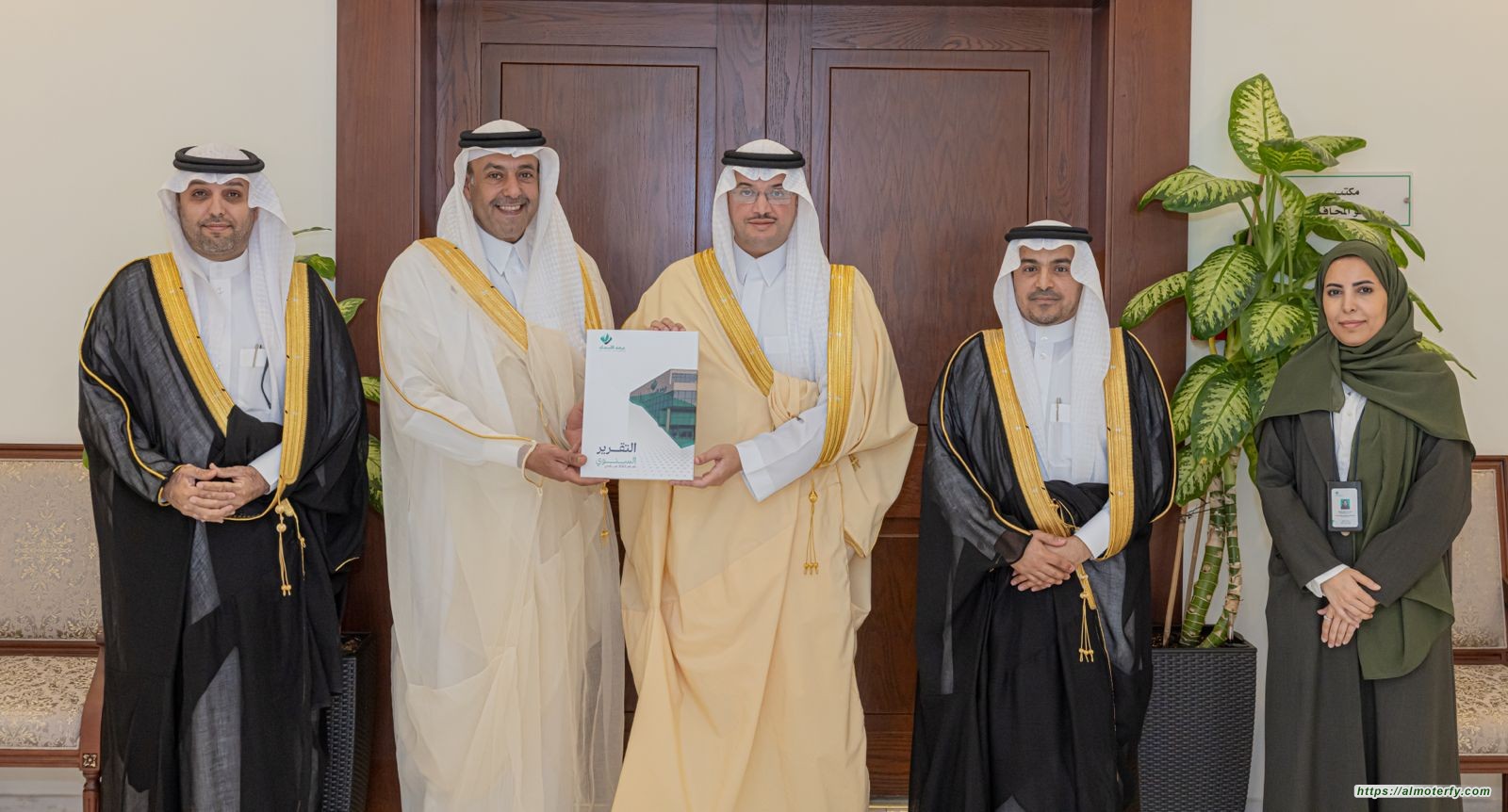 سمو الأمير سعود بن طلال يطلع على التقرير السنوي لغرفة الأحساء