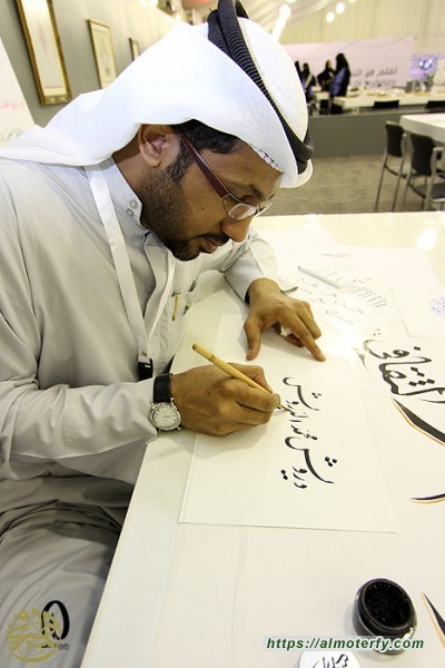 عندما تتراقص الحروف بين يديه لقاء حواري مع فنان الخط العربي 