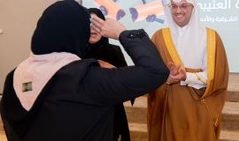 "سعود بن طلال "….يقلّد أول قائدة كشفية بالمنطقة الشرقية الشارة الخشبية