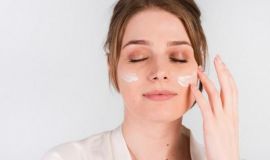 د.نسيبة أحمد أخصائية الجلدية بمستشفيات الحمادي:   ضرورة شرب الماء الكافي وتناول الأطعمة الصحية واستخدام أجهزة الترطيب في الشتاء